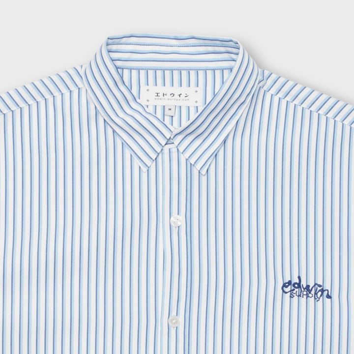 Let Edwin SS shirt i blå til varme dage
