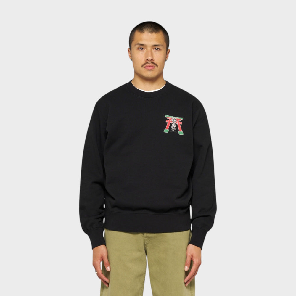 Edwin Torii Sweatshirt i Black på model