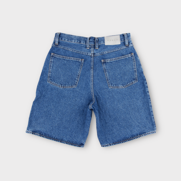 Detaljebillede af baglommer og washed denim på Edwin Tyrell shorts