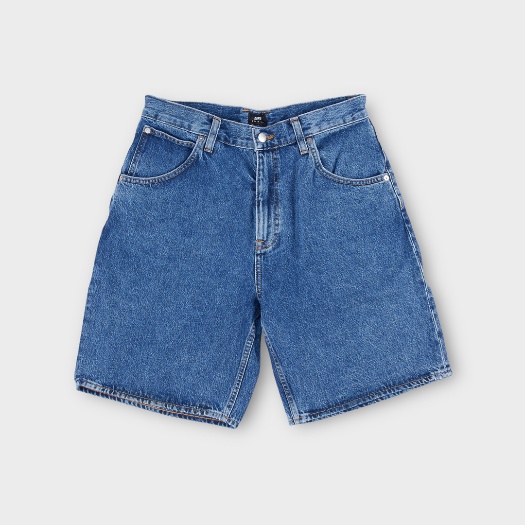 Edwin Tyrell denim shorts i blå set forfra