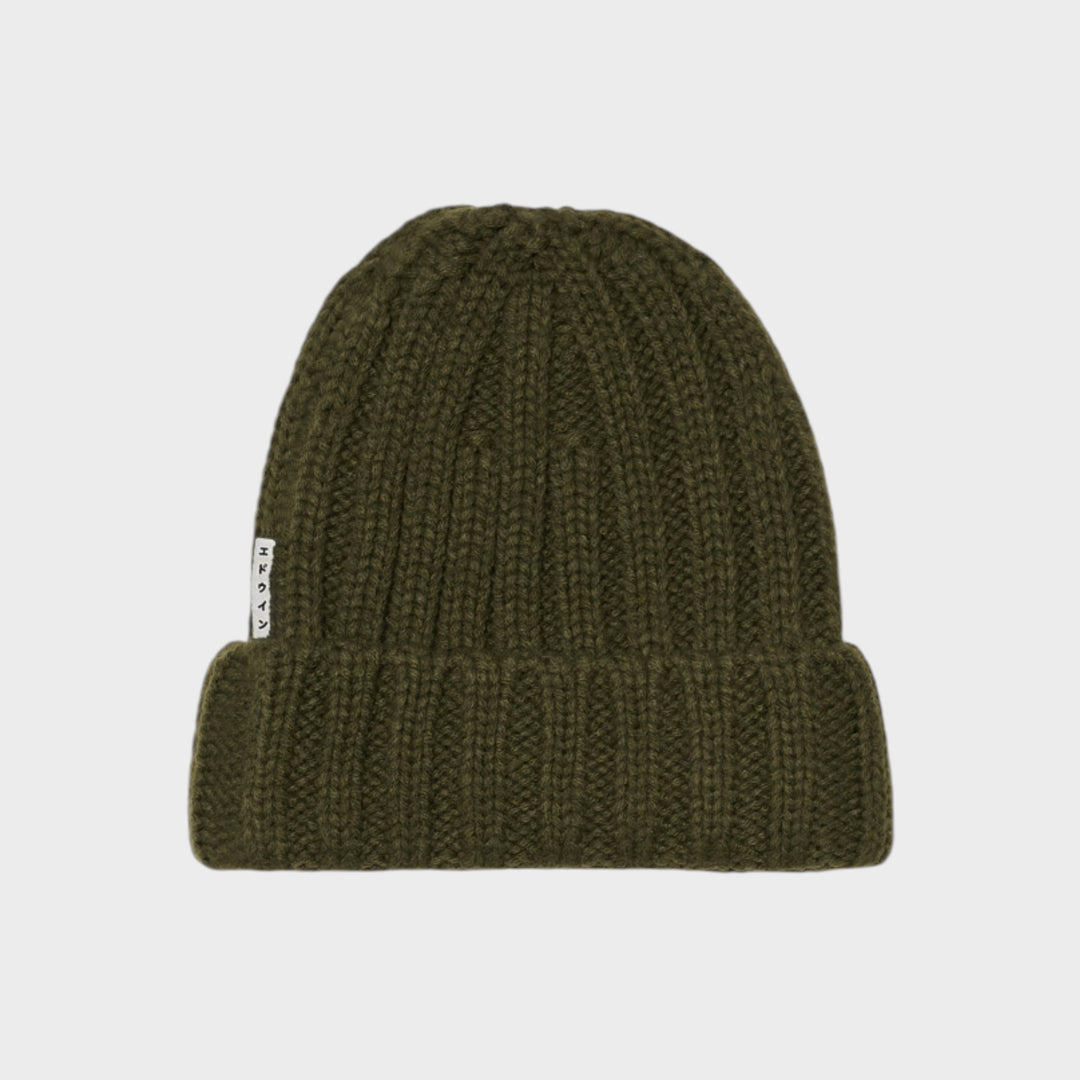 Edwin Vintage Beanie i Olive Night, ribstrikket hue med ombuk