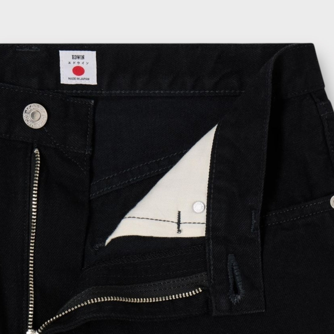 Bagside af Edwin Wide Jeans i Black Unwashed med lommedetaljer og logo.