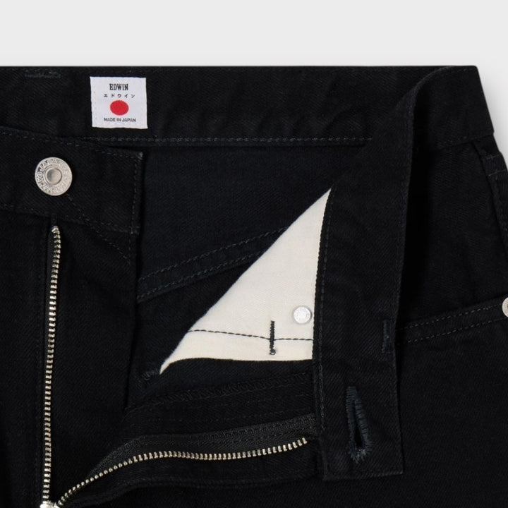 Bagside af Edwin Wide Jeans i Black Unwashed med lommedetaljer og logo.