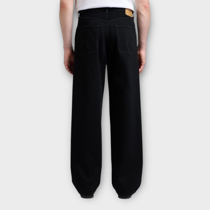 Detaljebillede af Edwin Wide Jeans i Black Unwashed – kvalitetssyninger og struktur.