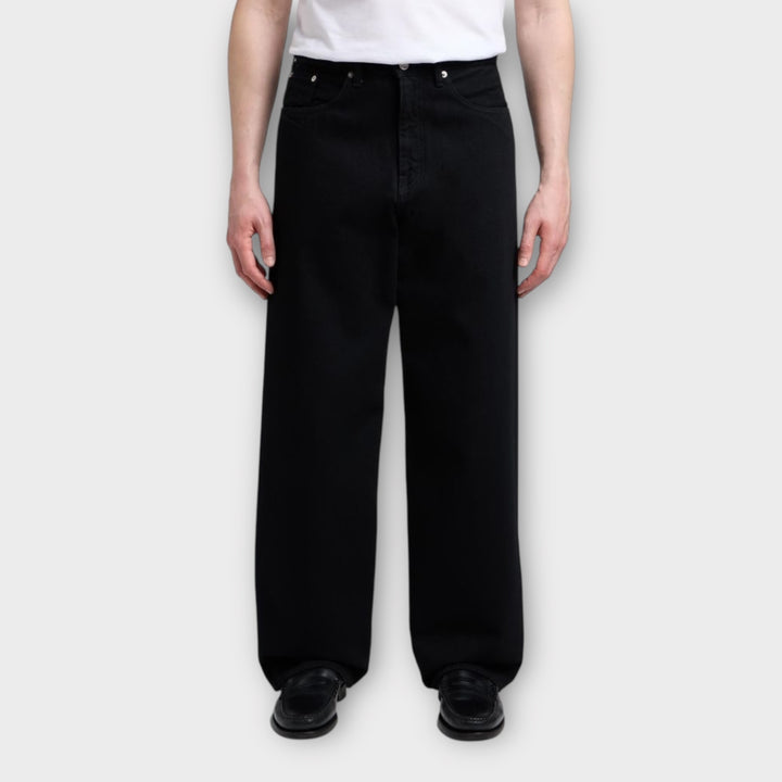 Foran på Edwin Wide Jeans i Black Unwashed – moderne, løstsiddende pasform.