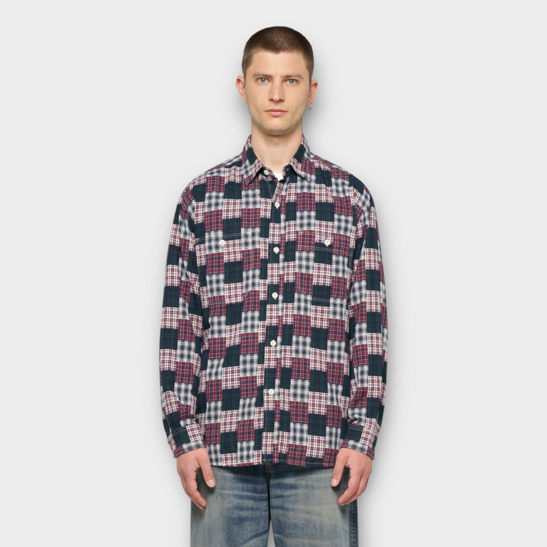 Edwin Work Shirt i grøn og rød set bagfra med ren silhuet.