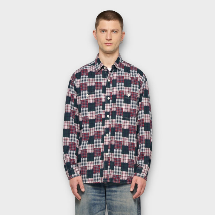 Edwin Work Shirt i grøn og rød set bagfra med ren silhuet.