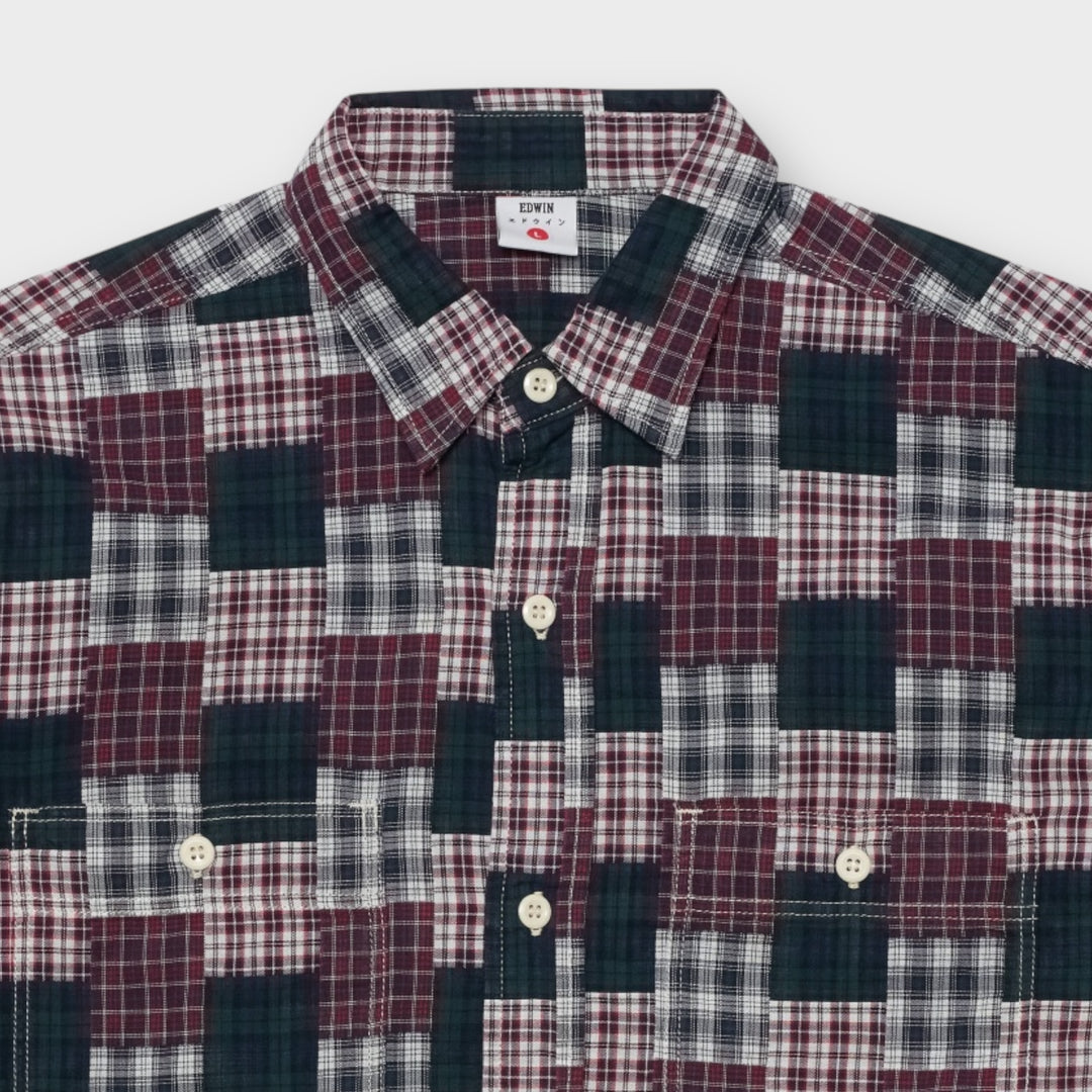 Sidesyn af Edwin Work Shirt i grøn og rød.