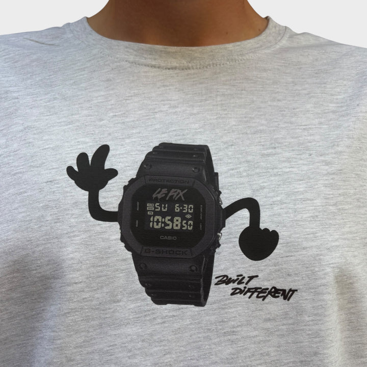 Bagpå-visning af grå G-SHOCK x Le Fix T-shirt med grafisk print bagpå