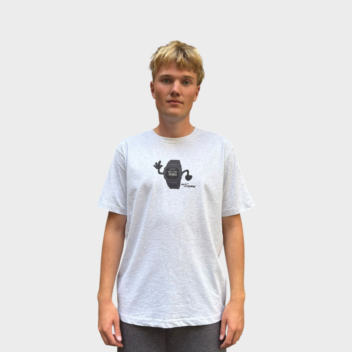 Grå G-SHOCK x Le Fix T-shirt med sort G-Shock ur-print på brystet.