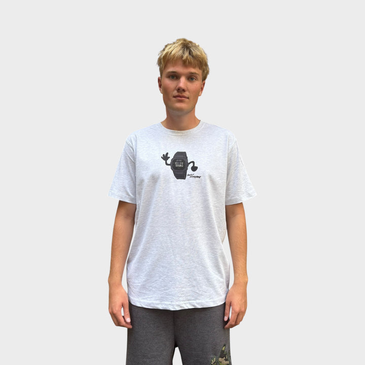 Lifestyle-billede af model iført grå G-SHOCK x Le Fix T-shirt i hverdagsstil