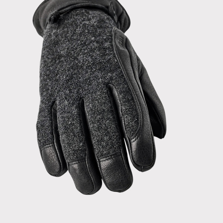 Hestra Daniel Gloves i Charcoal/Black – nærbillede af mørk uldhåndryg og sorte læderfingre