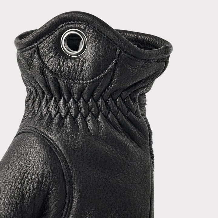 Hestra Daniel Gloves i Charcoal/Black – nærbillede af manchet, elastik og metaløsken i sort læder