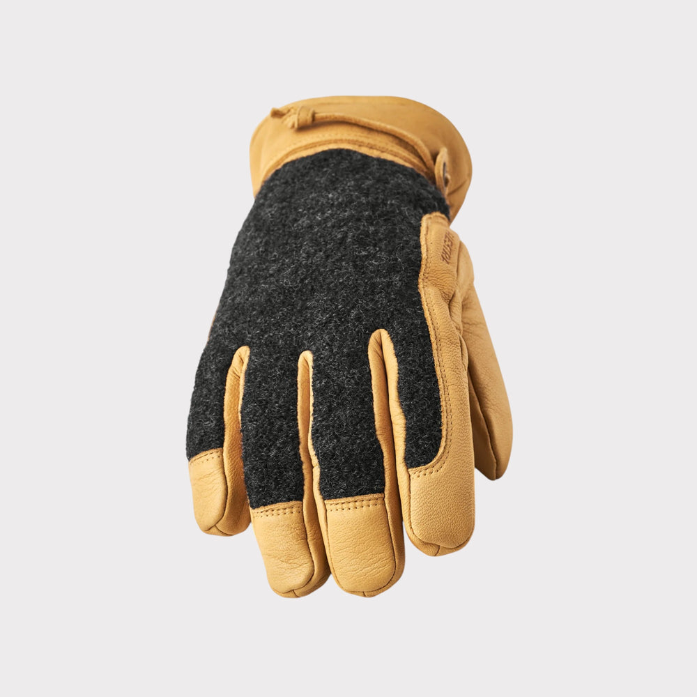 Hestra Daniel Gloves i Charcoal/Tan – nærbillede af mørk uldhåndryg og gyldne læderfingre