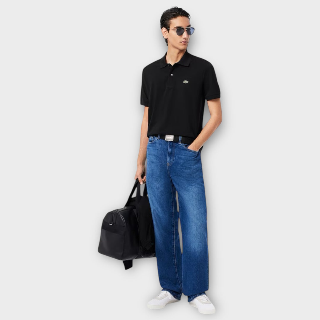 Detalje af Lacoste French Made Belt i sort med rene kanter og minimalistisk udtryk.