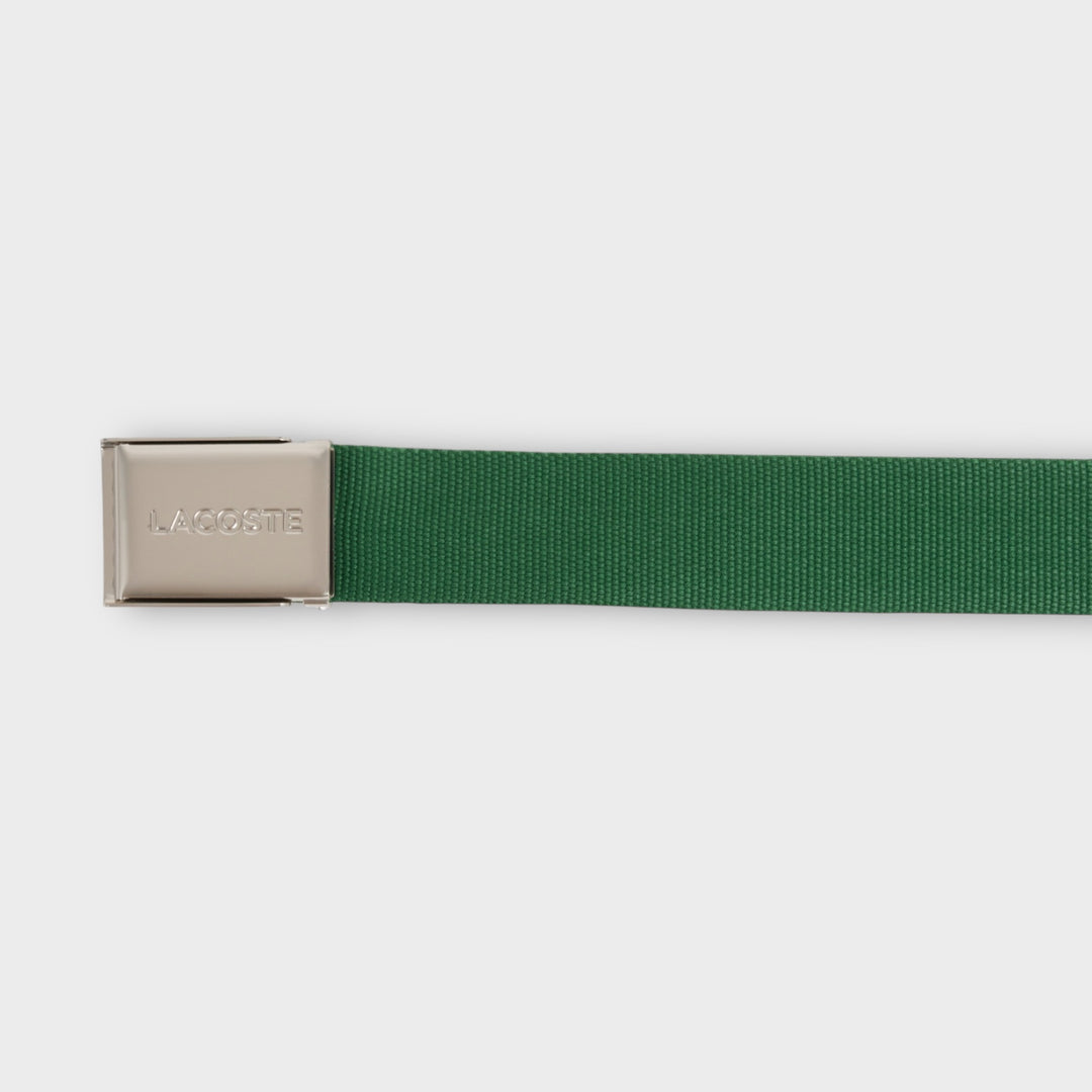 Detalje af Lacoste French Made Belt i grøn med rene kanter og minimalistisk udtryk.
