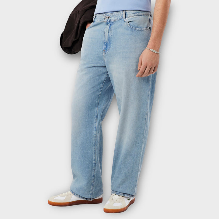 Detalje af lommer og stitch på Lacoste denim jeans.