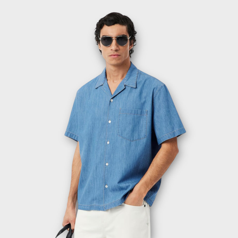 Blå Lacoste denim skjorte med åben krave og relaxed fit.