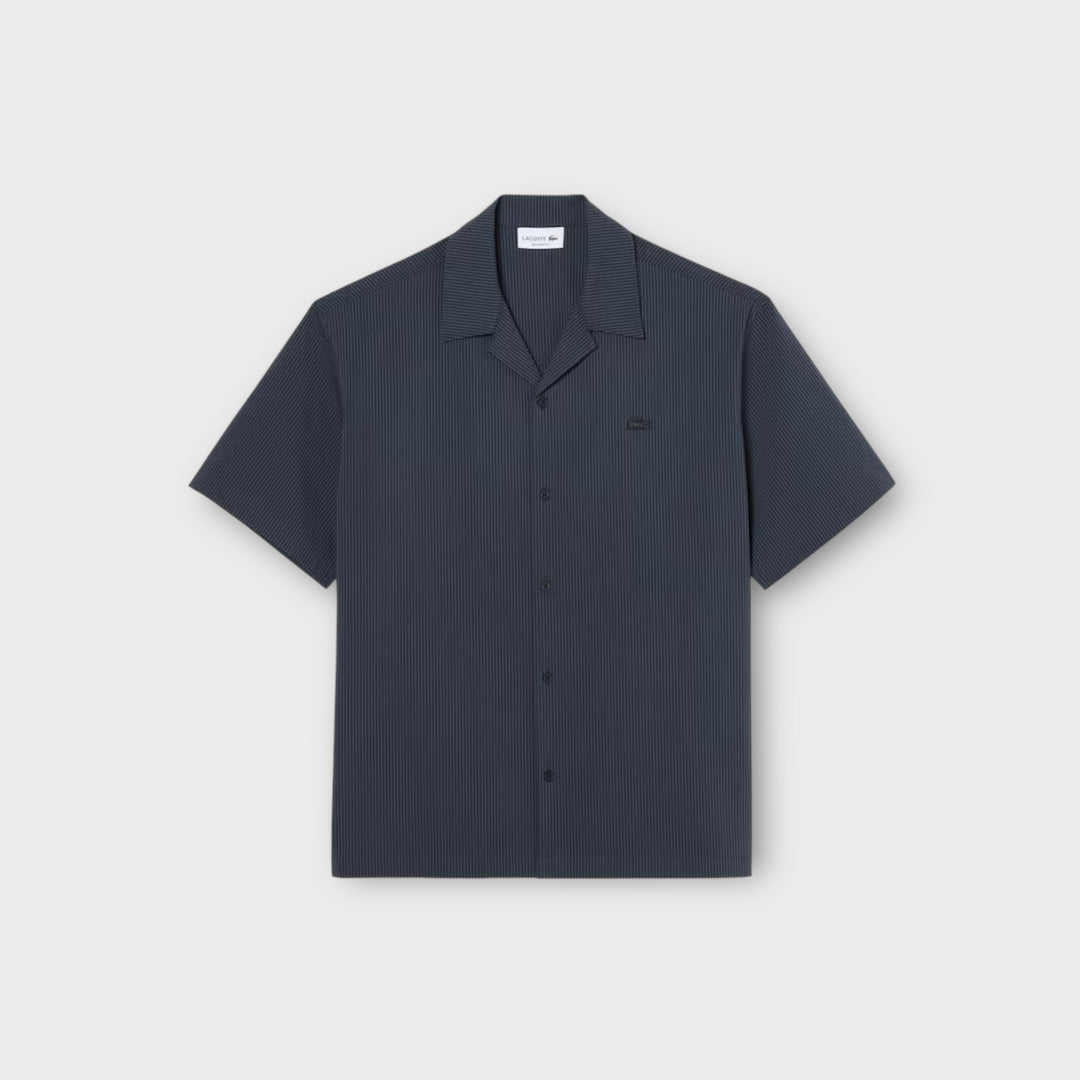 Lacoste Relaxed Fit Seersucker Shirt i grå med kort ærme
