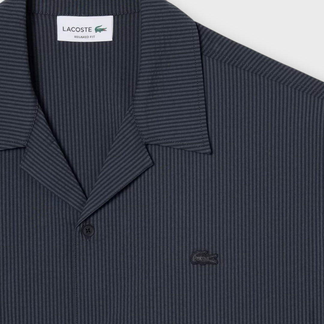 Detalje af Lacoste seersucker skjorte med broderet logo