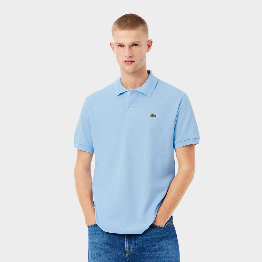 Lacoste Ripped Collar SS Polo i lysblå set bagfra med rent og enkelt design.