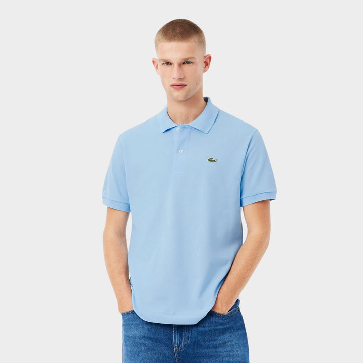 Lacoste Ripped Collar SS Polo i lysblå set bagfra med rent og enkelt design.