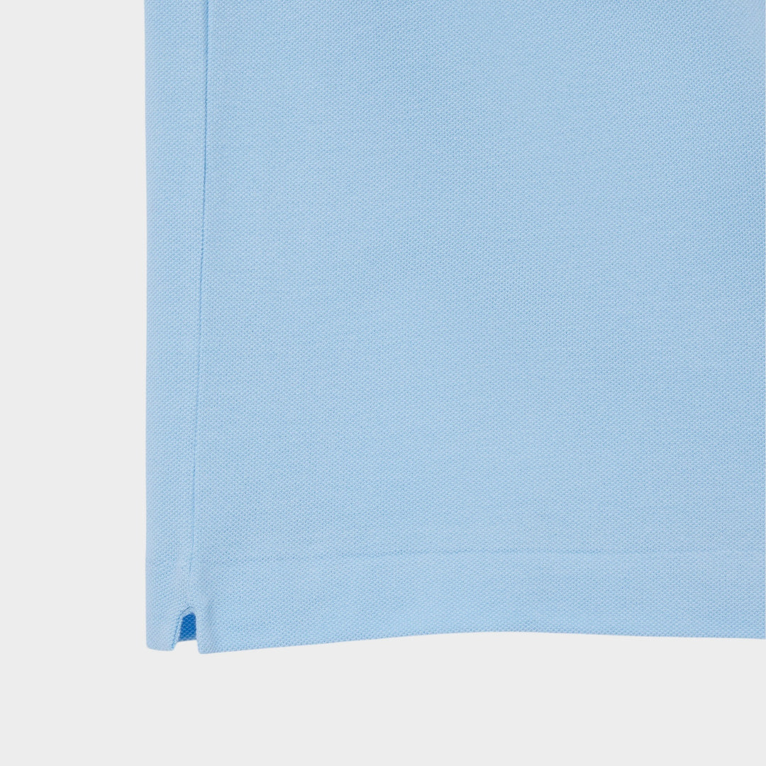 Detalje af kraven på Lacoste Ripped Collar SS Polo i lysblå med rå finish.