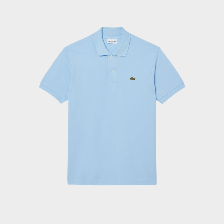 Lacoste Ripped Collar SS Polo i lysblå set forfra med klassisk polo-silhuet og rå kravedetalje.