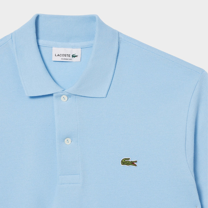Sidesyn af Lacoste Ripped Collar SS Polo i lysblå med komfortabel pasform.