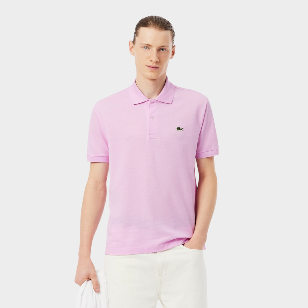 Lacoste Ripped Collar SS Polo i lyserød set bagfra med rent og enkelt design.