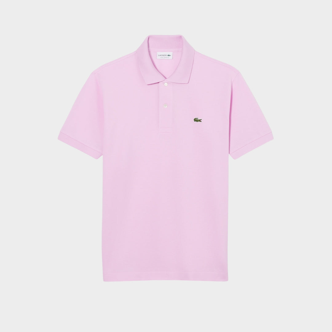 Lacoste Ripped Collar SS Polo i lyserød set forfra med klassisk polo-silhuet og rå kravedetalje.