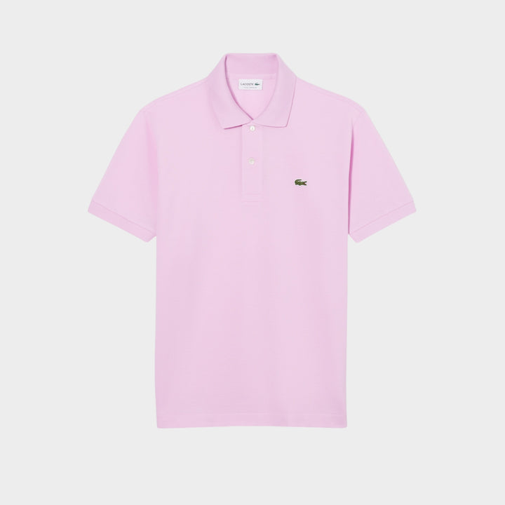 Lacoste Ripped Collar SS Polo i lyserød set forfra med klassisk polo-silhuet og rå kravedetalje.
