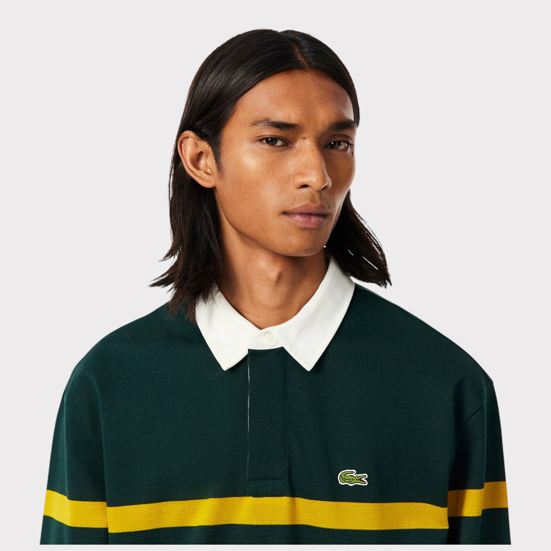 Lacoste Rugby Polo i Sinople på model med fokus på krave, knaplukning og krokodille på brystet