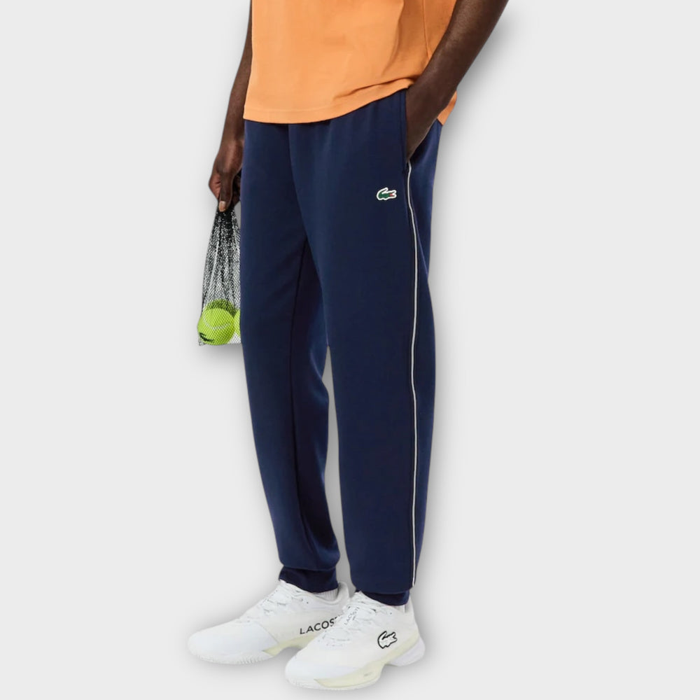 Navy Lacoste sweatpants med broderet krokodillelogo.