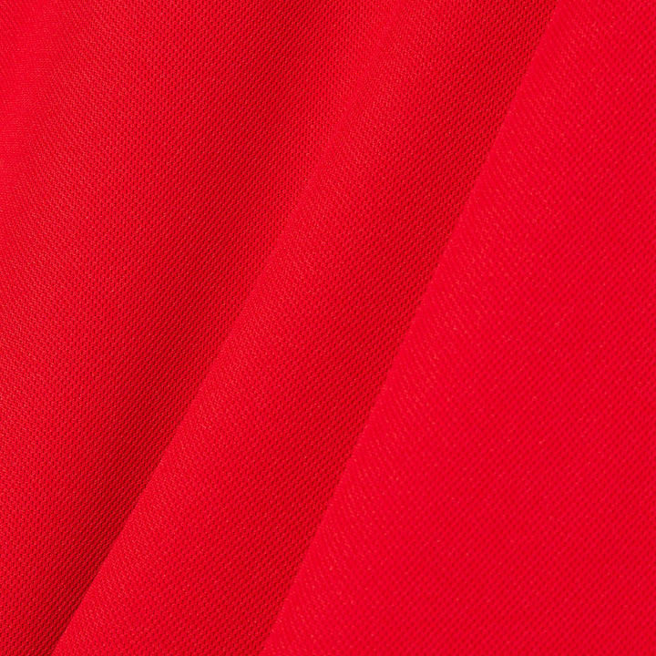 Nærbillede af materialet på Lacoste Ultra Dry Crocodile Print Sport T-shirt i rød med hurtigtørrende kvalitet.