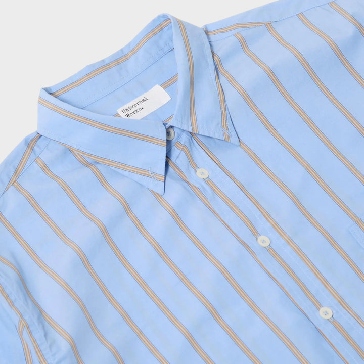 Blå Lazy Day Pop Stripe skjorte fra Universal Works med button-down krave