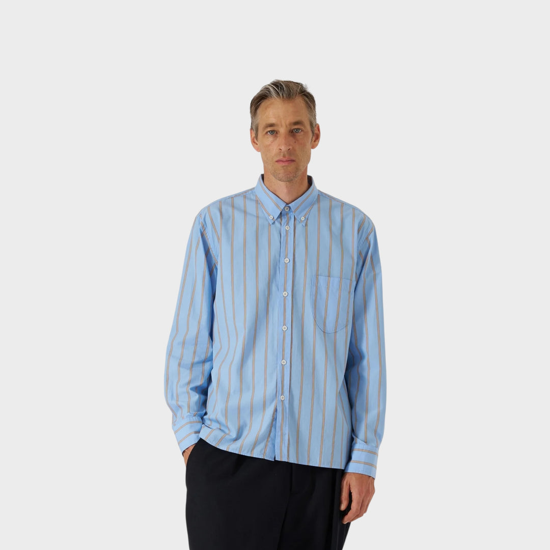 Blå stribet Lazy Day Pop Stripe skjorte fra Universal Works i relaxed fit