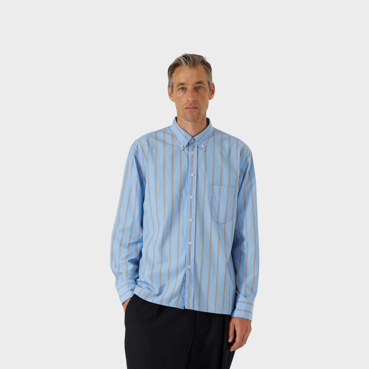 Blå stribet Lazy Day Pop Stripe skjorte fra Universal Works i relaxed fit