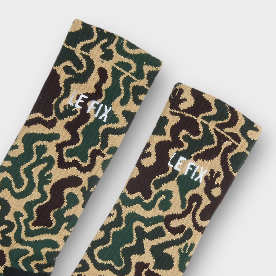 Detalje af Le Fix Camo Tennis sokker med broderet logo i hvid.