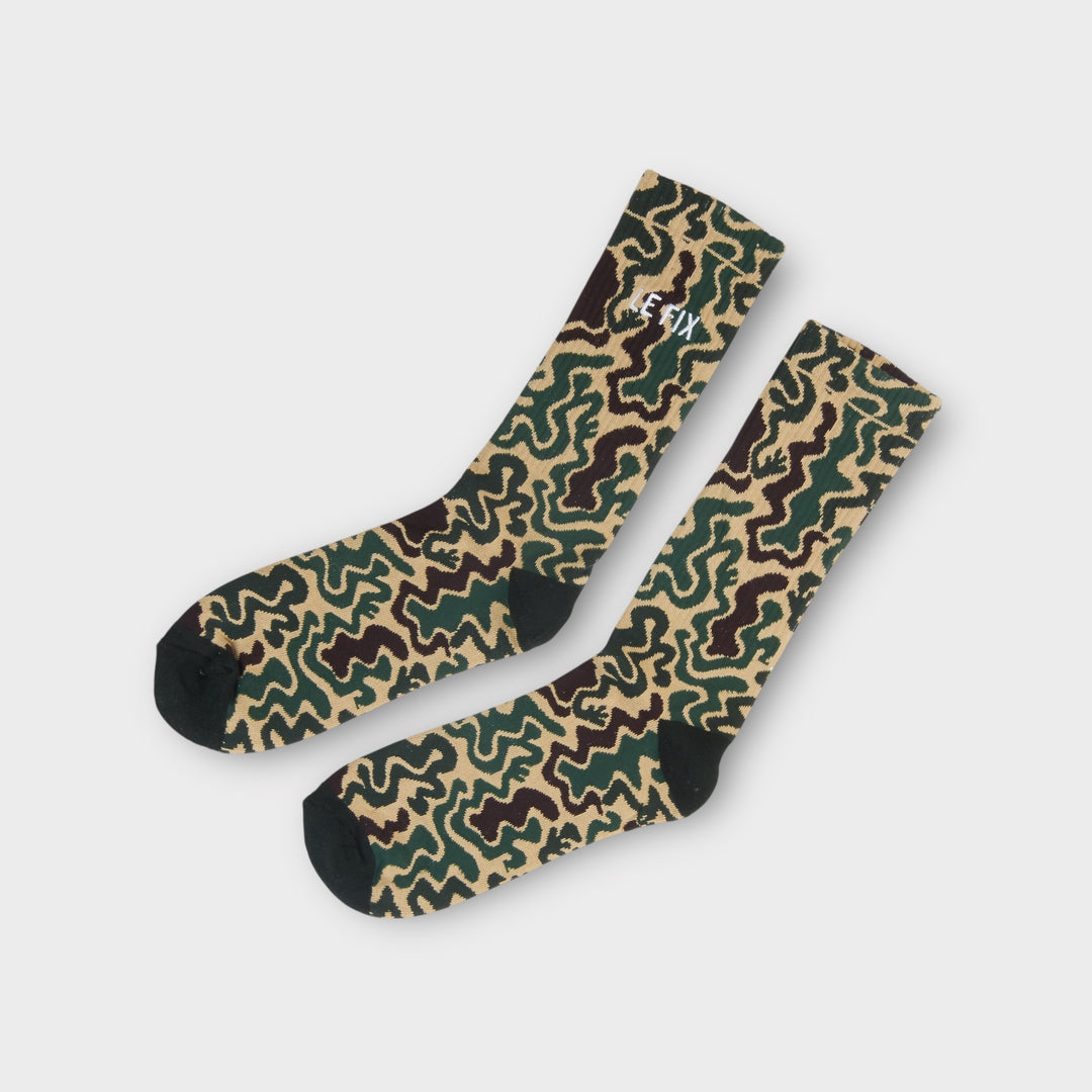 Le Fix Camo Tennis sokker i camo med grønne og brune mønstre, set forfra.