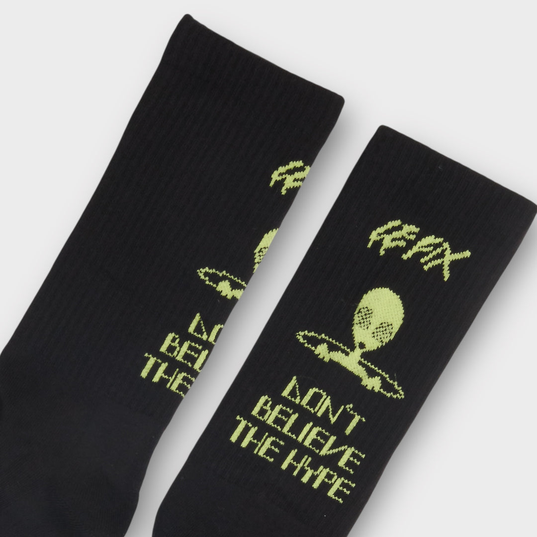 Detaljebillede af Le Fix DBTH sokker i sort med “Don’t Believe The Hype” motiv.