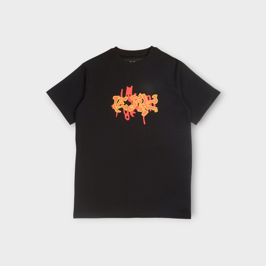 Le Fix Graffiti Logo T-shirt i sort med rødt og gult brystprint