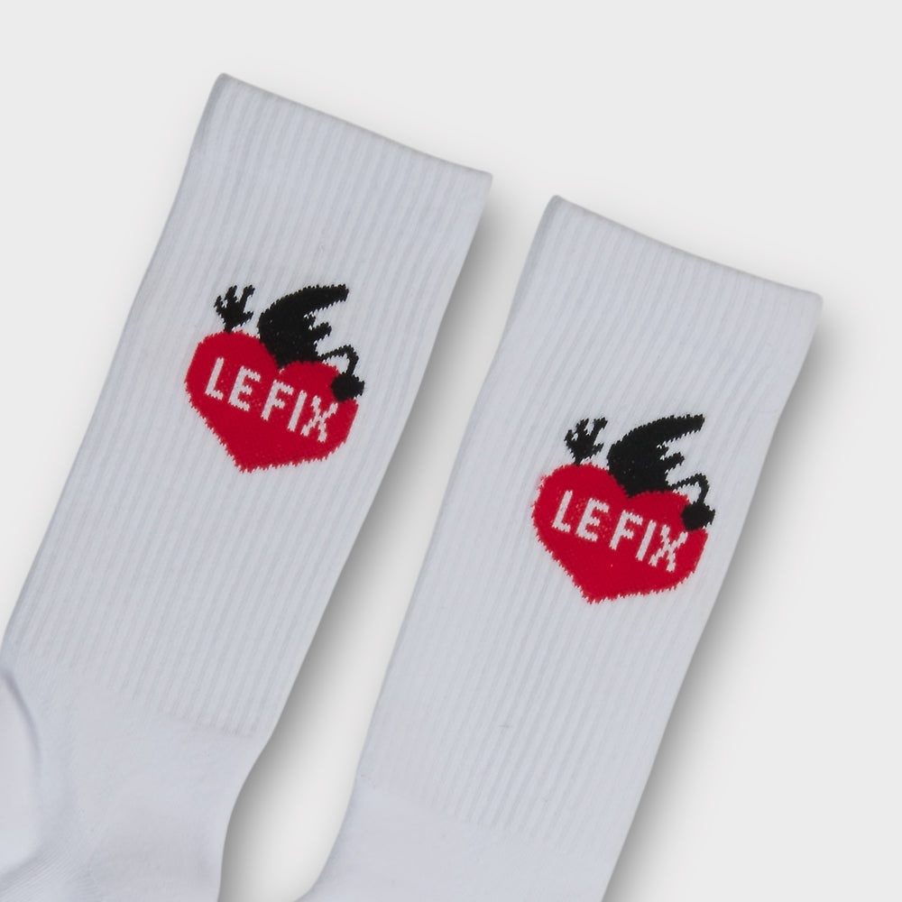 Detaljebillede af Le Fix Kaj Lover strømper i hvid med hjerte- og Kaj-design.