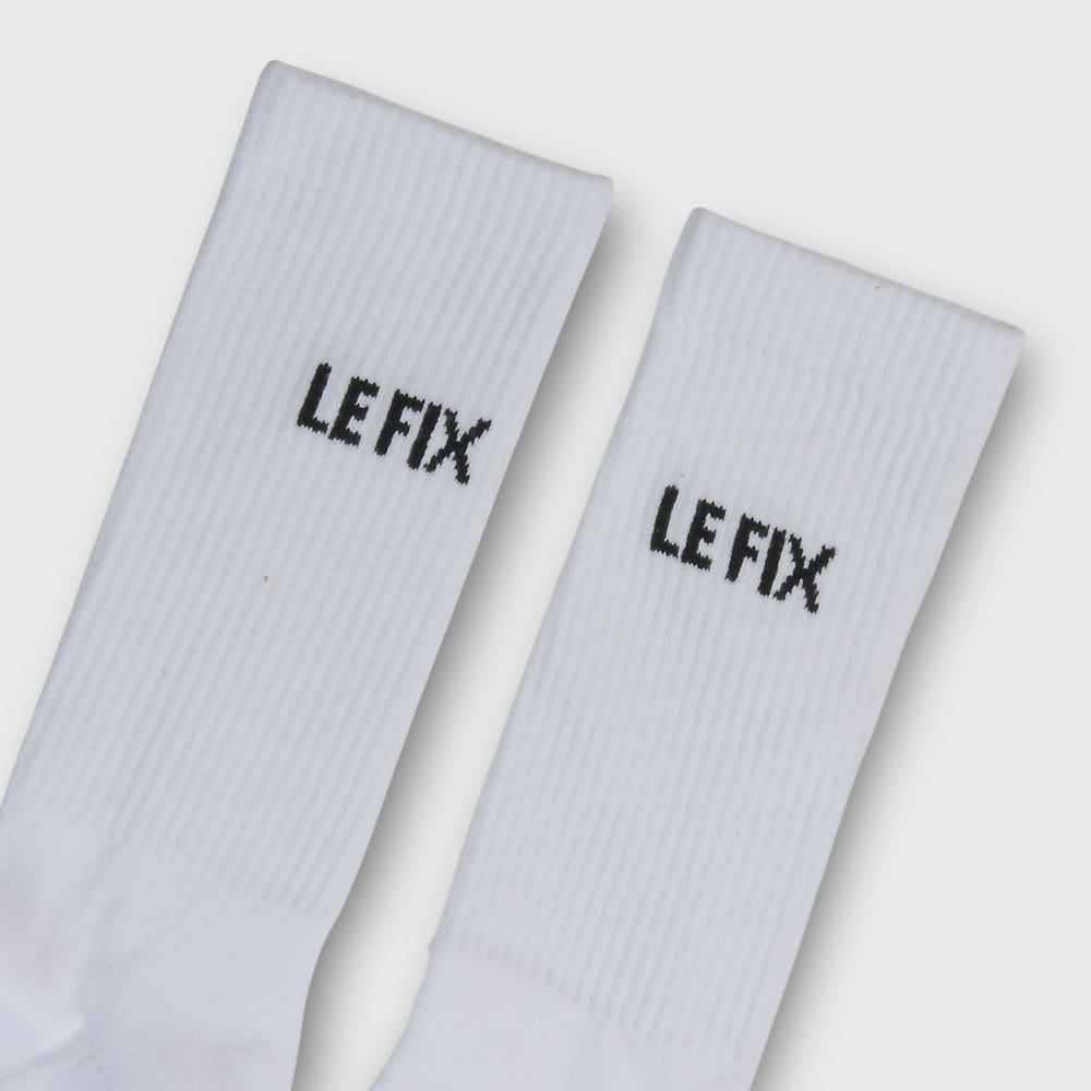 Detaljebillede af Le Fix Kaj tennis sokker i hvid med broderet logo.