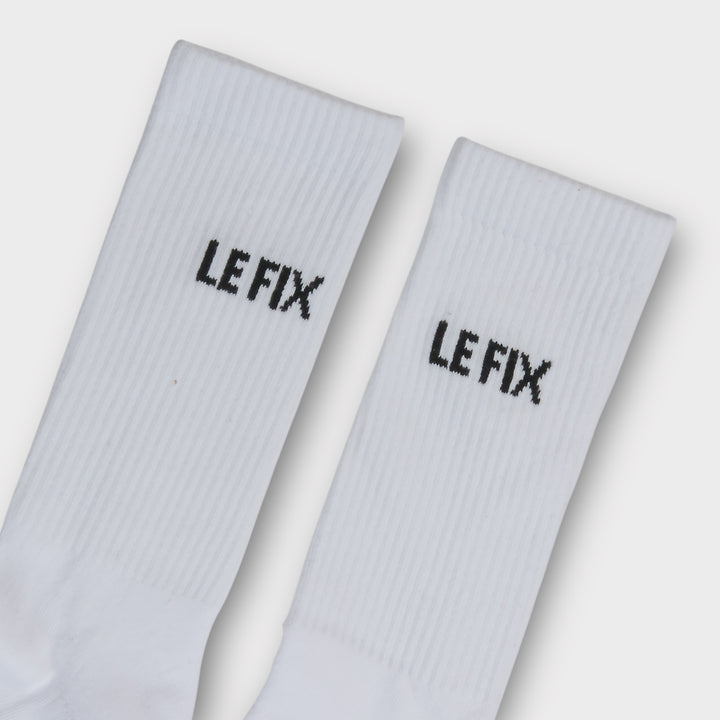 Detaljebillede af Le Fix Kaj tennis sokker i hvid med broderet logo.