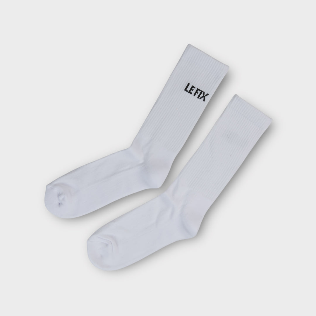 Hvide Le Fix Kaj tennis sokker med sort broderet logo på skaftet.