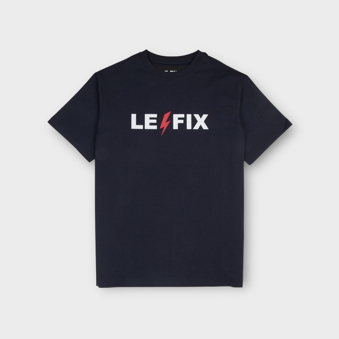 Navy Le Fix Lightning T-shirt set forfra med hvidt logo og rødt lyn i midten.