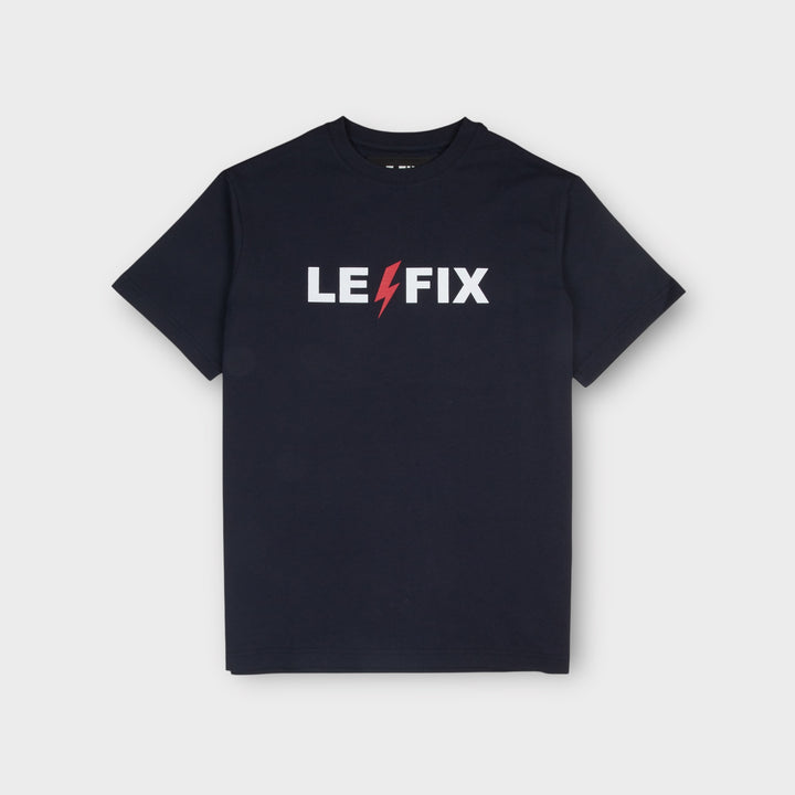 Navy Le Fix Lightning T-shirt set forfra med hvidt logo og rødt lyn i midten.