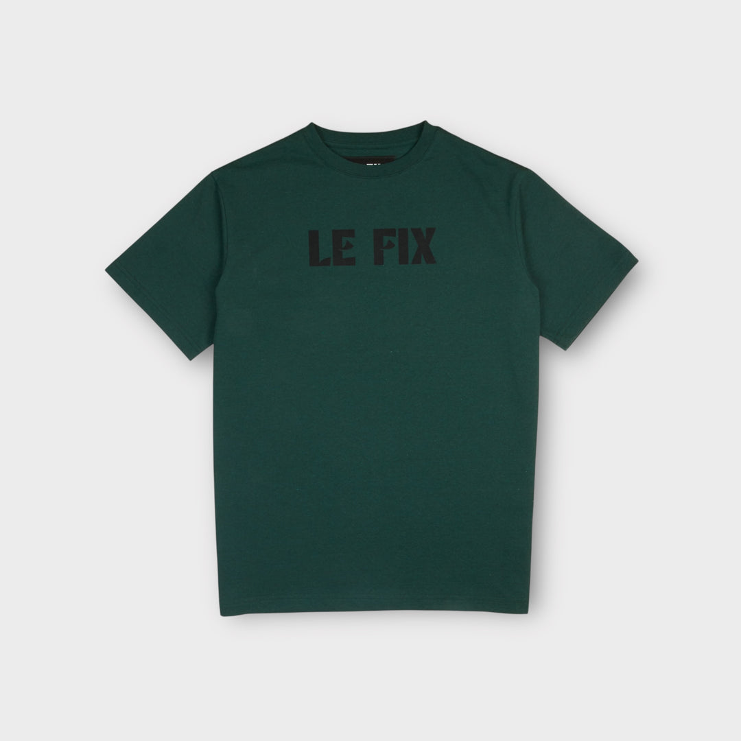 Grøn Le Fix Loop T-shirt set forfra med mørkt frontlogo.