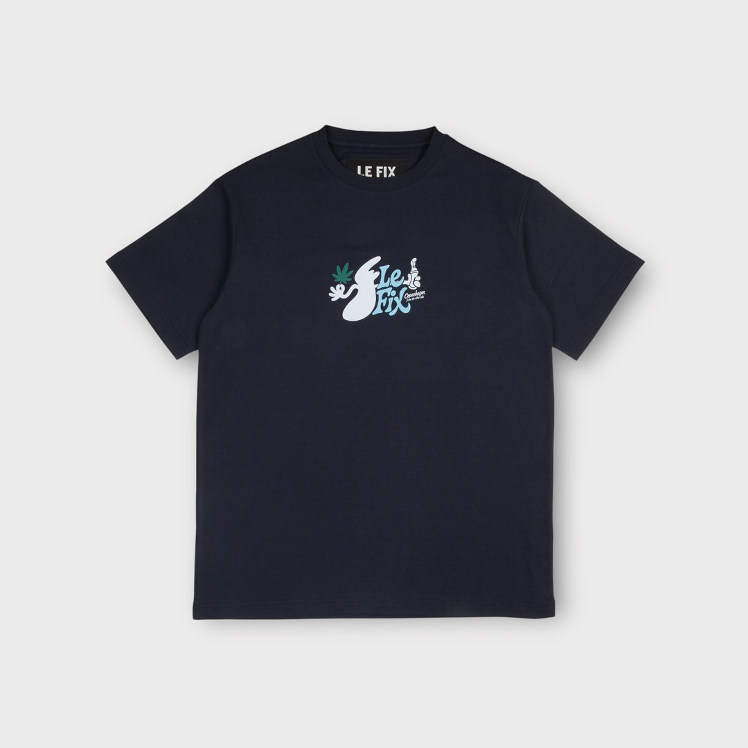 Navy Le Fix Other Side T-shirt set forfra med grafisk Kaj-print på brystet.